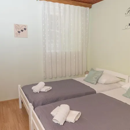 Old House With Terrace - For Guests On A Budget Σπλιτ