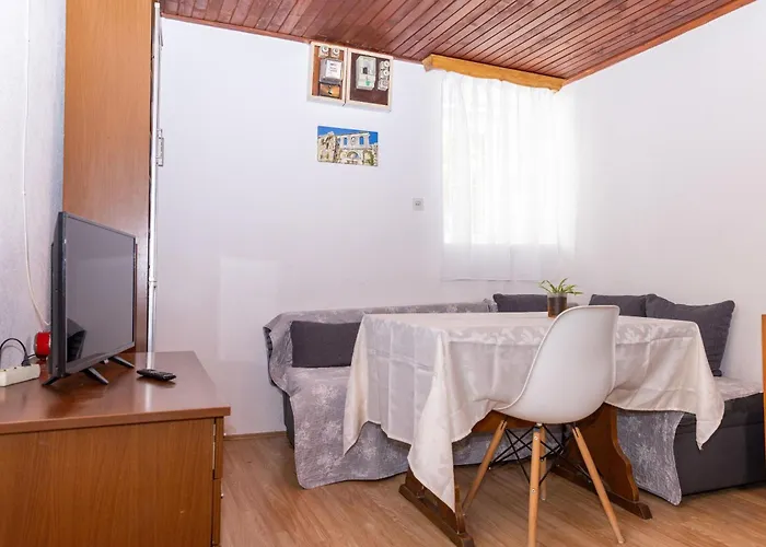 Old House With Terrace - For Guests On A Budget Apartmán