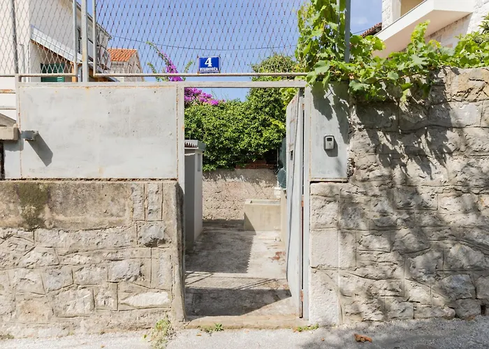 Apartmán Old House With Terrace - For Guests On A Budget Split