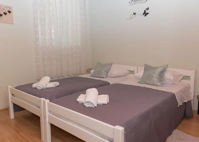 Apartmán Old House With Terrace - For Guests On A Budget *