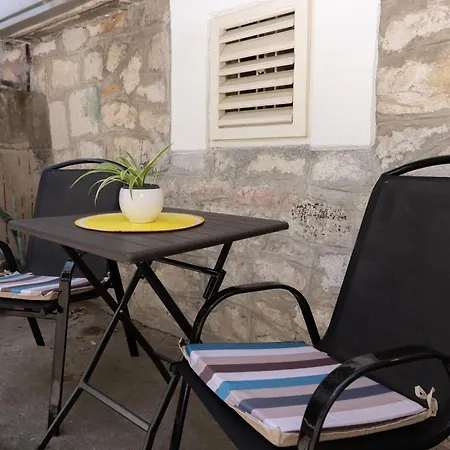 Old House With Terrace - For Guests On A Budget 스플리트