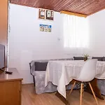 Old House With Terrace - For Guests On A Budget Apartmán
