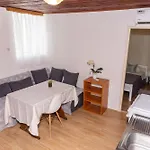 Apartmán Old House With Terrace - For Guests On A Budget *