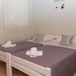 Apartmán Old House With Terrace - For Guests On A Budget *