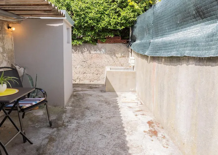 Old House With Terrace - For Guests On A Budget * Σπλιτ